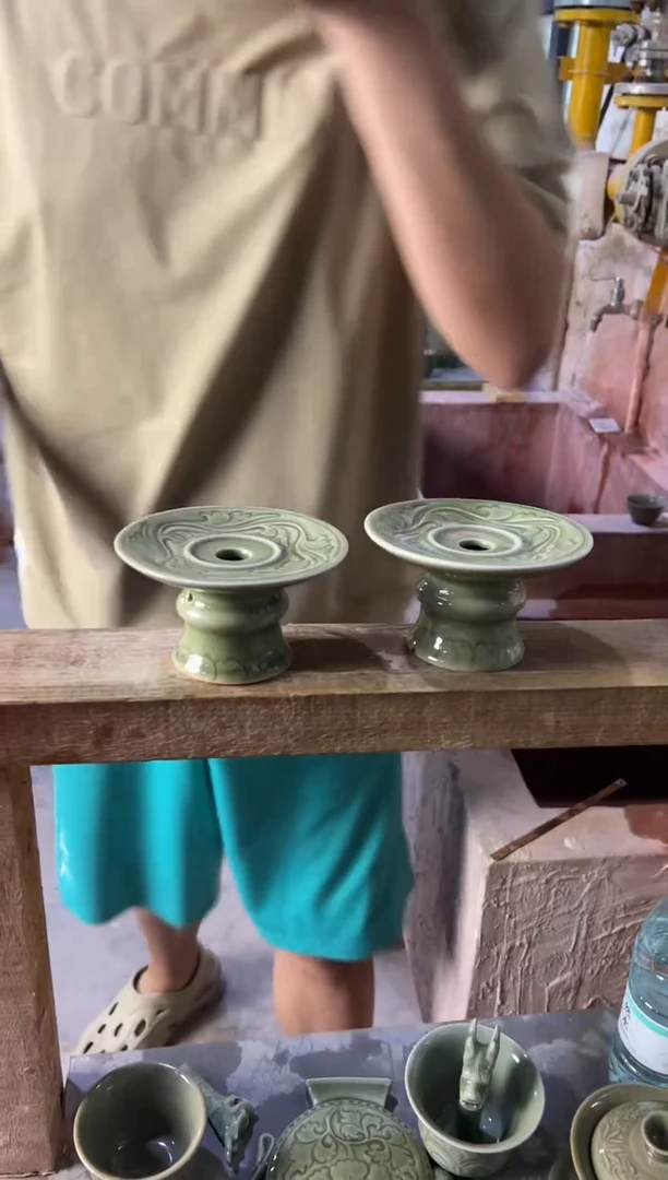 微瑕耀州窑卷草纹底托一对