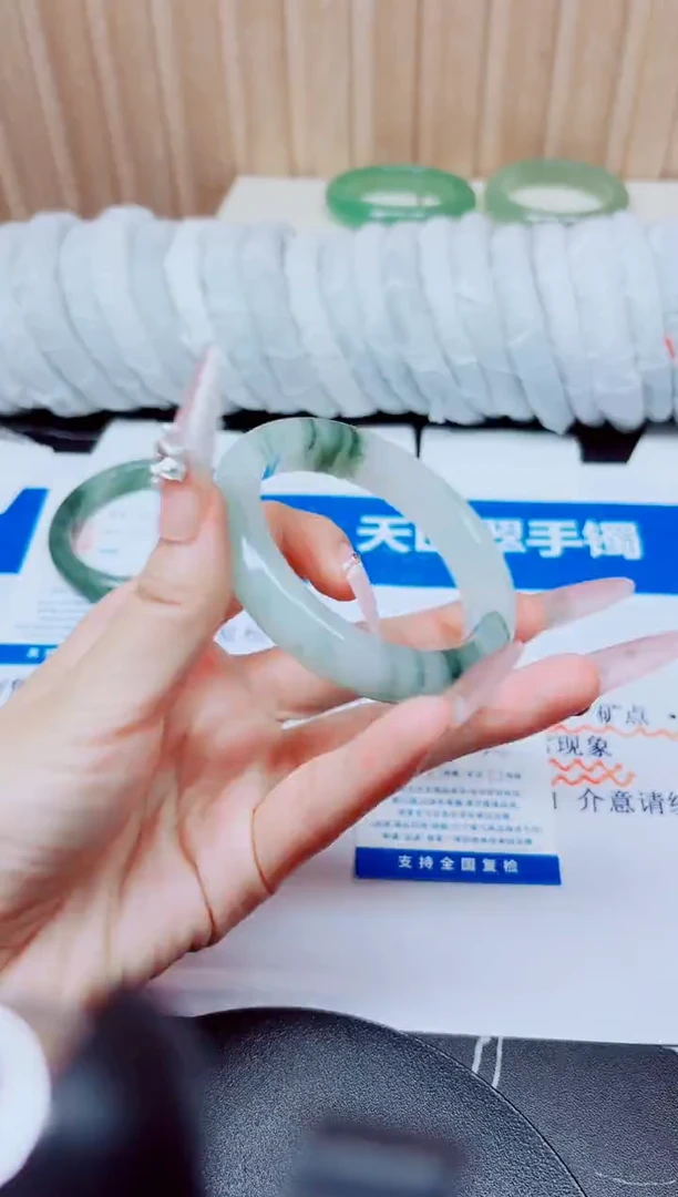 未镶嵌手镯石英质玉83/55.4