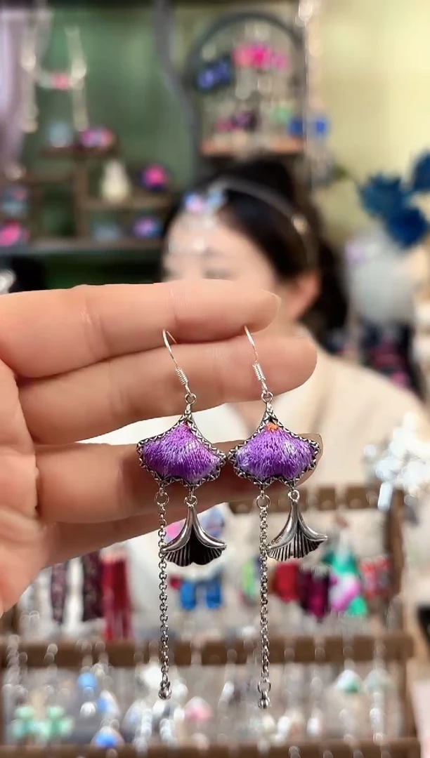 七*?彩云南阁非遗老绣苗银饰品644