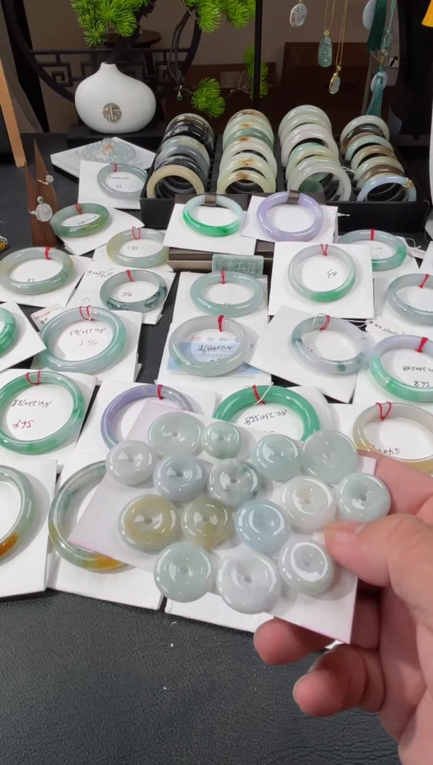 【闪购商品】翡翠手镯未镶嵌有纹