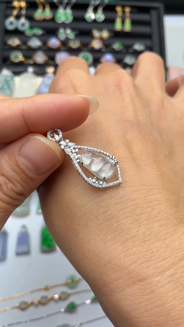 颈饰18K金镶嵌翡翠天然翡翠A货