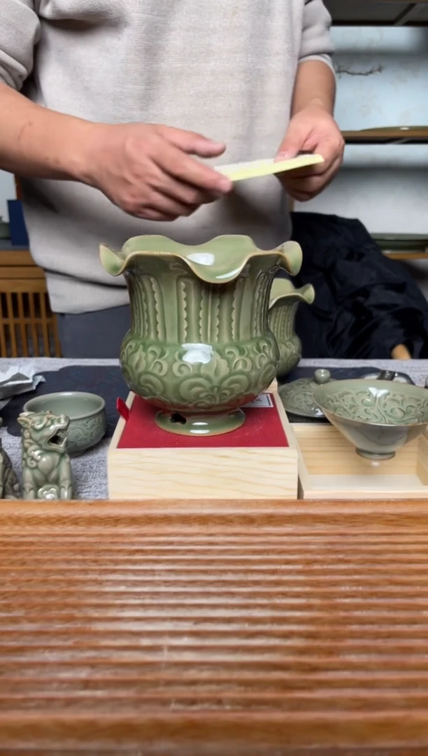 【闪购商品】其他秘色乱刀牡丹蕉叶纹花口尊 微瑕福利