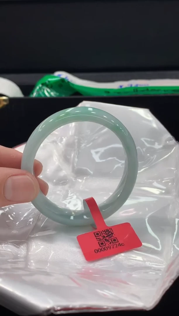 未镶嵌手镯（贵妃镯）翡翠手镯