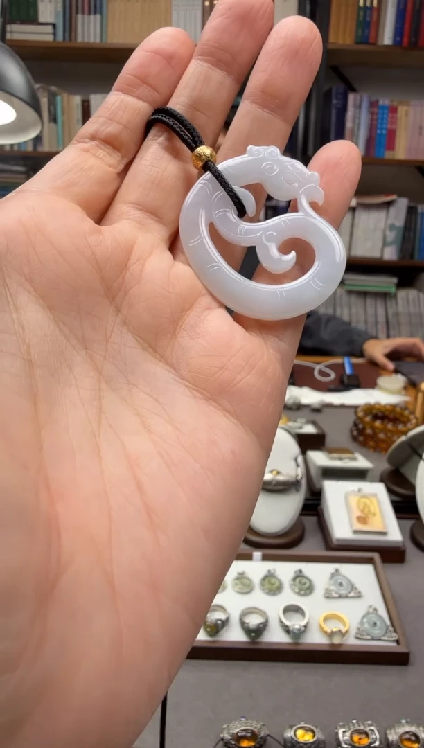 颈饰未镶嵌翡翠龙形佩吊坠