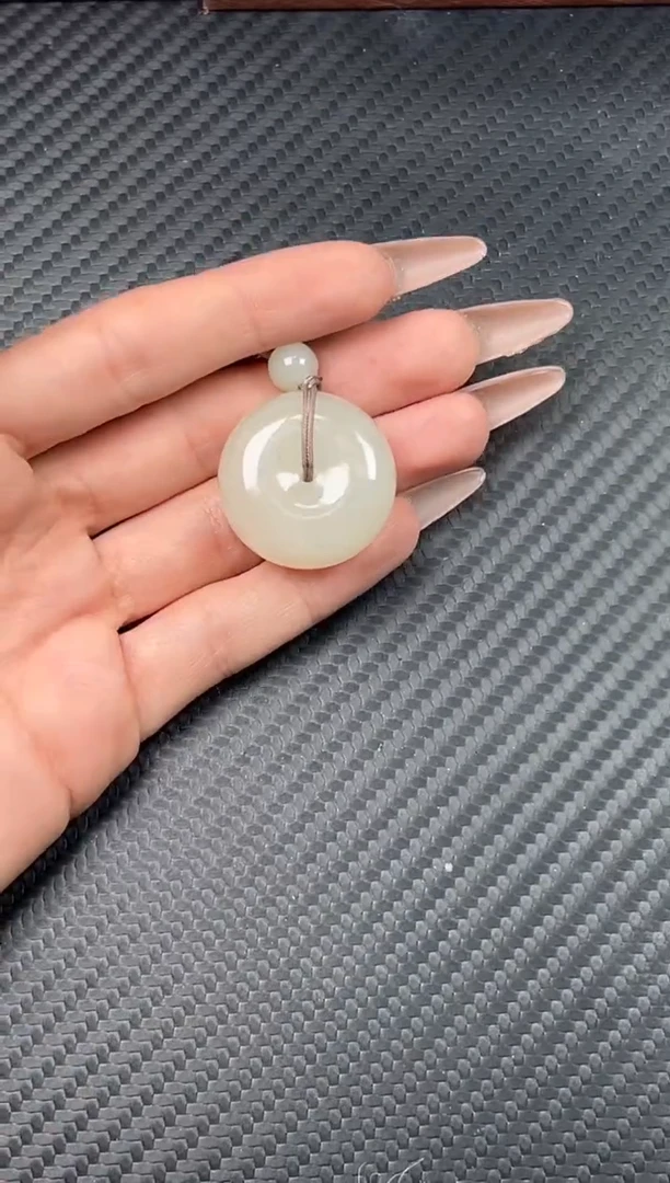 吊坠(赠链)未镶嵌和田玉黑山微色差平安扣