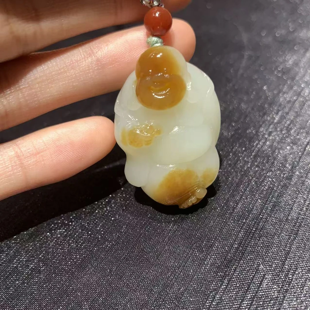 精美和田玉佛公吊坠