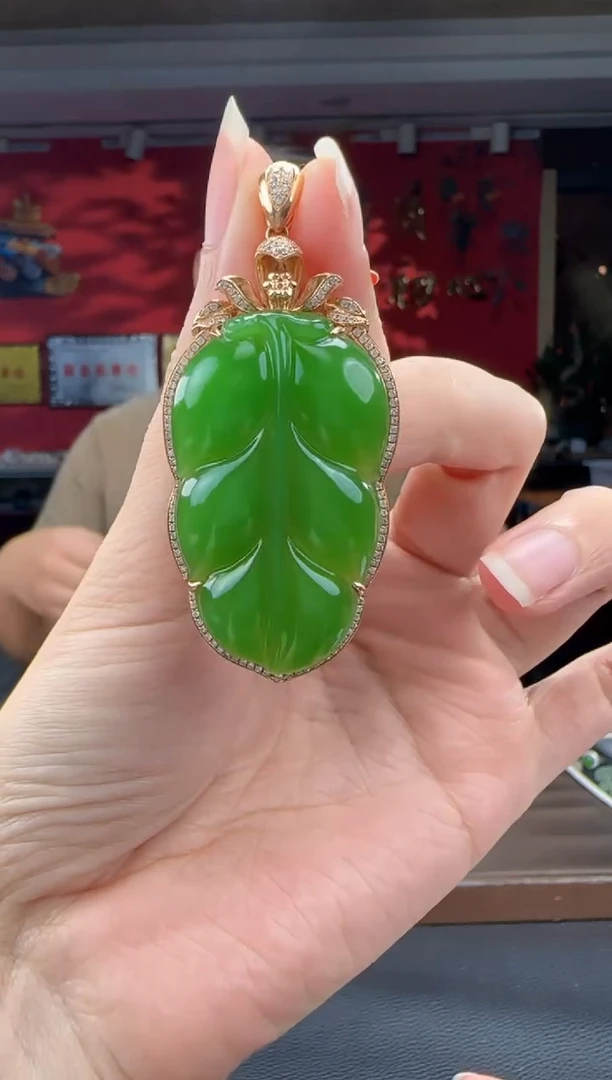 颈饰18K金镶嵌和田玉碧玉苹果绿叶子