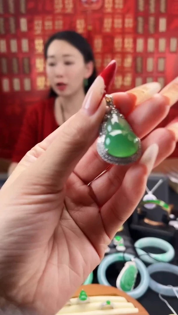 【闪购商品】翡翠颈饰18K金镶嵌吊坠