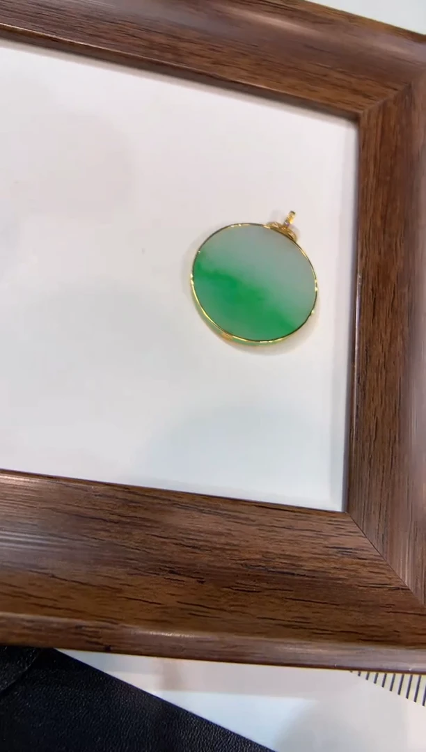 颈饰18K金镶嵌翡翠无事牌