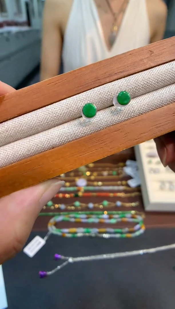 翡翠18K金镶嵌耳饰耳钉