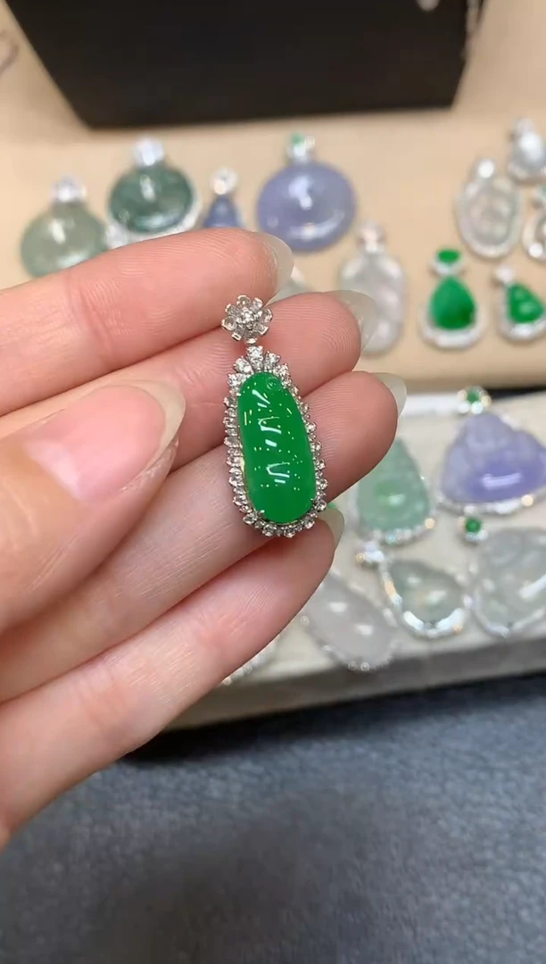 颈饰18K金镶嵌翡翠福豆【无服务费