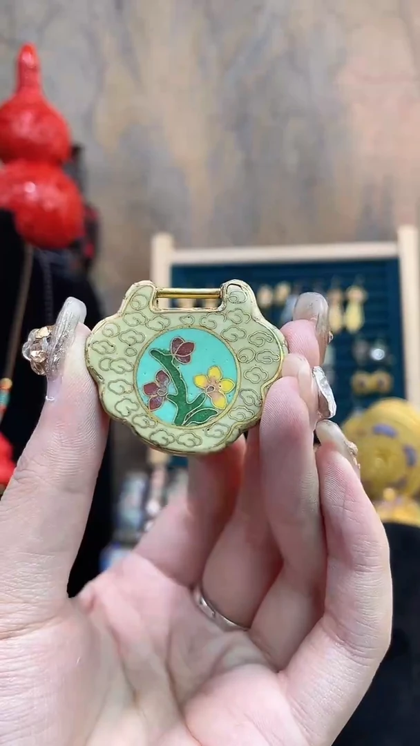 非遗手工景泰蓝如意锁加黑皮绳米色