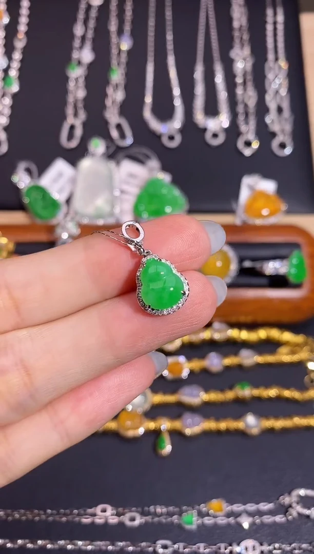 颈饰18K金镶嵌翡翠吊坠