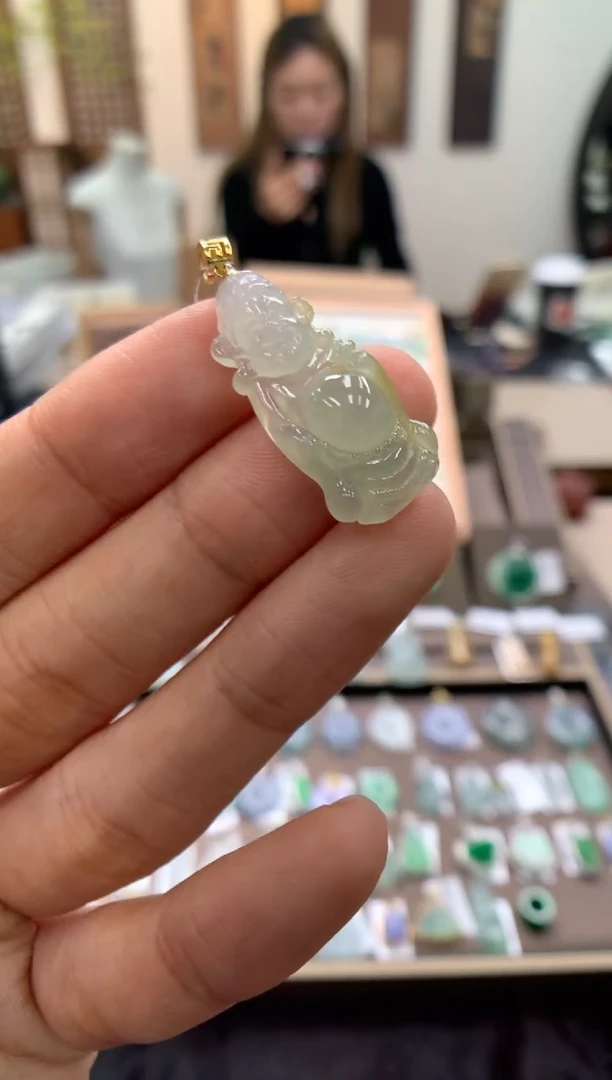 颈饰18K金镶嵌翡翠财神