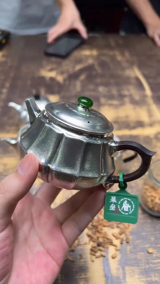 铭****人呆坐 雪花纹錾刻虚怀若谷壶