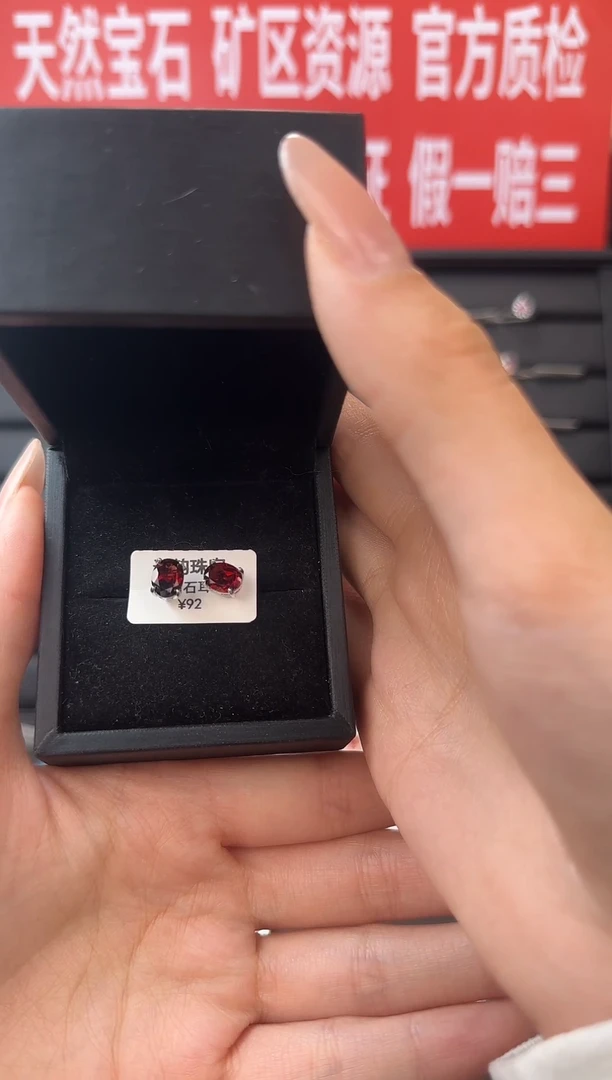 银S925镶嵌耳饰石榴石（芬达石）耳钉