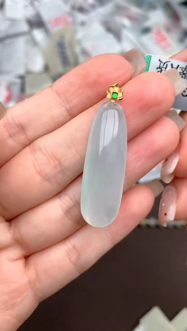 18K金镶嵌挂件翡翠一