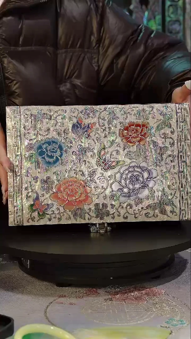 红色白底全满螺·弘贝雅螺钿漆器文化馆