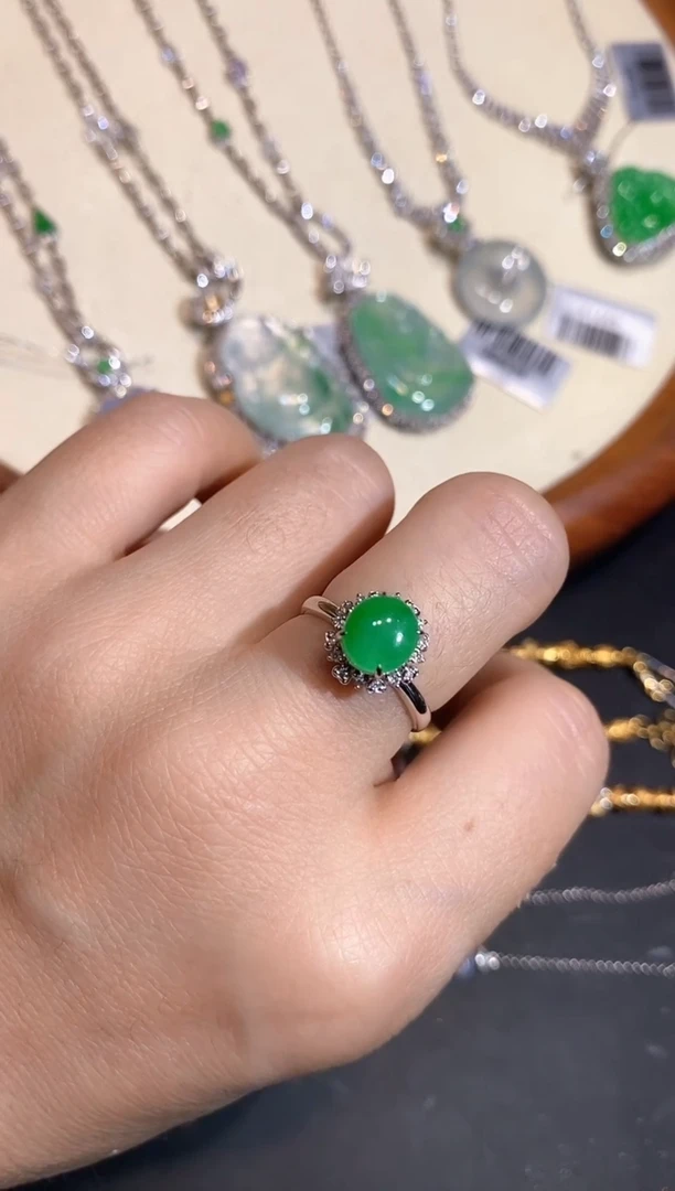 18K金镶嵌戒指翡翠戒指