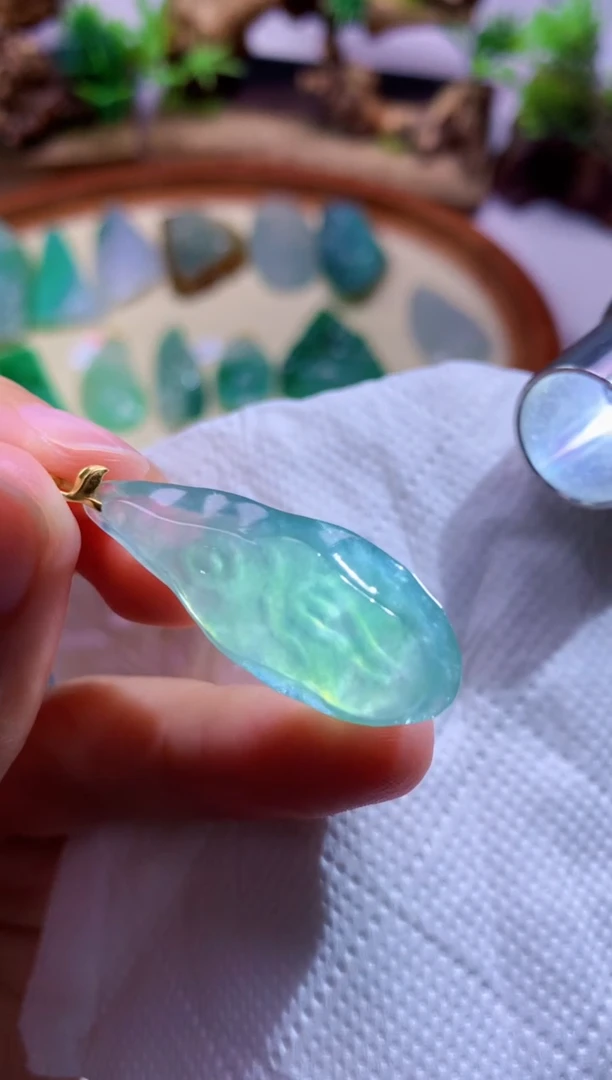 翡翠未镶嵌颈饰