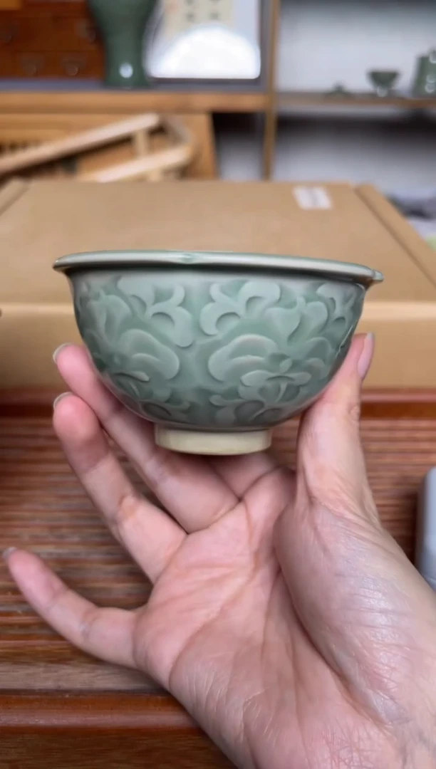 瓷器纯手工天青色牡丹纹小海瓯 微瑕
