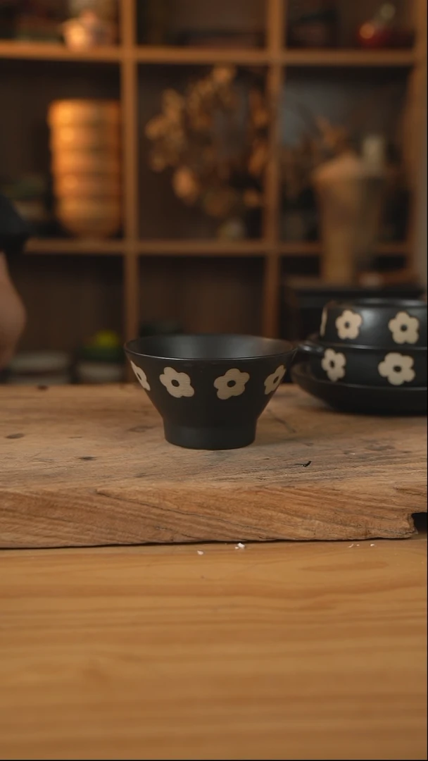 黑色雕刻小花花的螺纹斗笠米饭碗