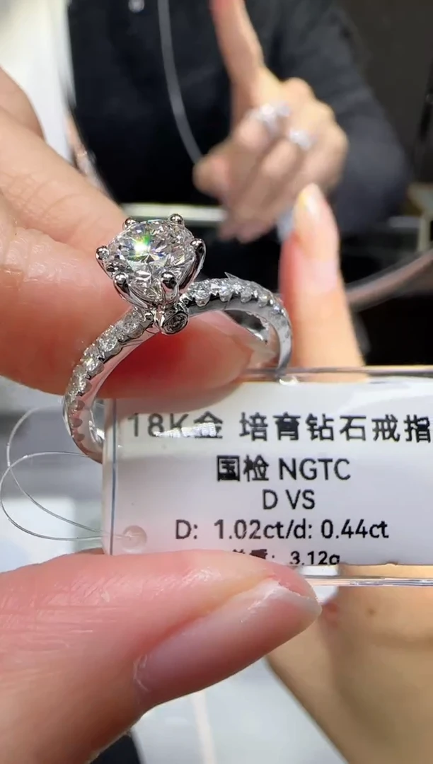 【闪购商品】实验室培育钻石18K金镶嵌1克拉白月光17号