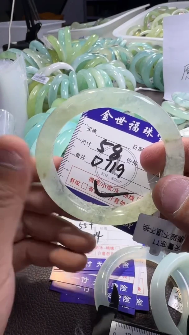 未镶嵌蛇纹石玉手镯1