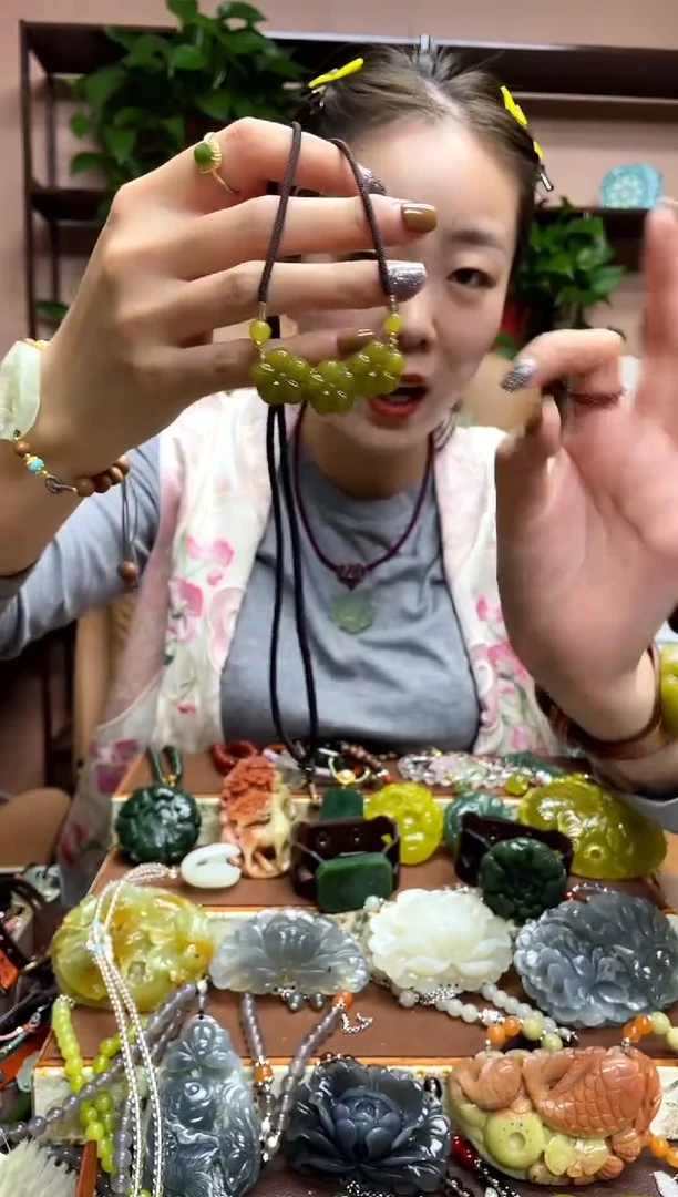 未镶嵌岫玉颈饰多样性发货发其中之一