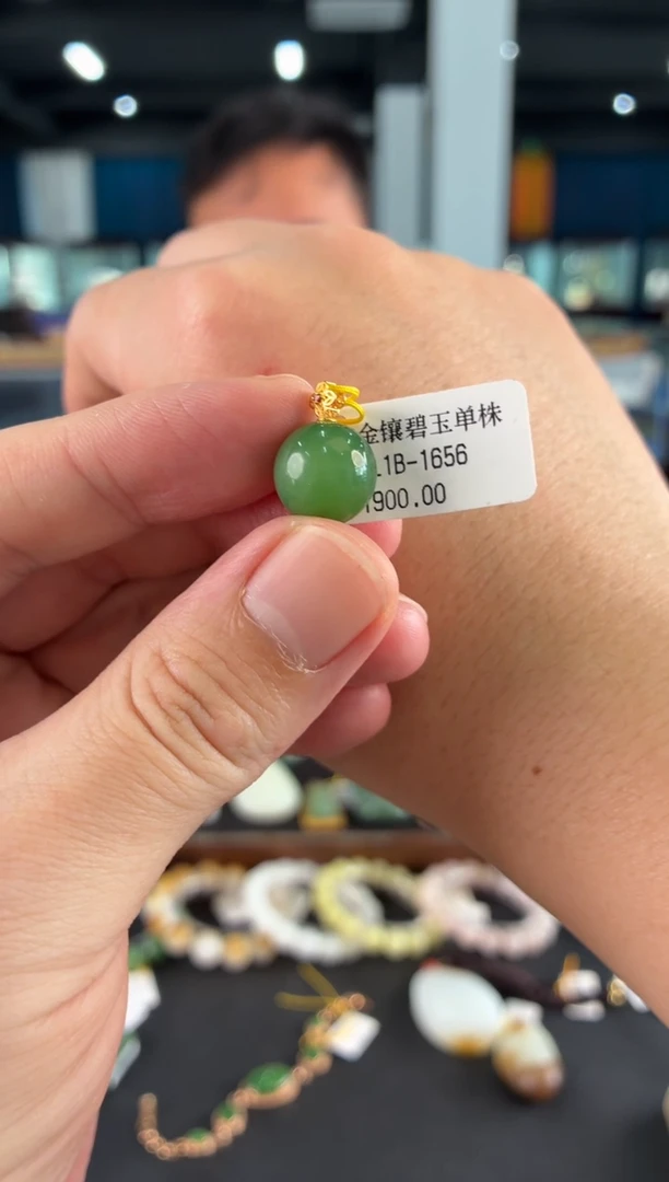 颈饰18K金镶嵌和田玉吊坠