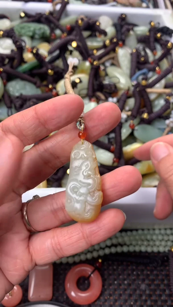 【闪购商品】和田玉颈饰未镶嵌多样性发货没有证书，拍一发一.有瑕