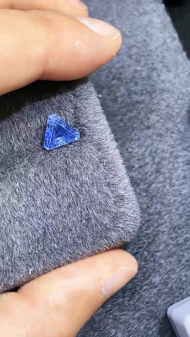 【闪购商品】定制蓝宝石定制未镶嵌无烧1.05克拉矢车菊国际证书