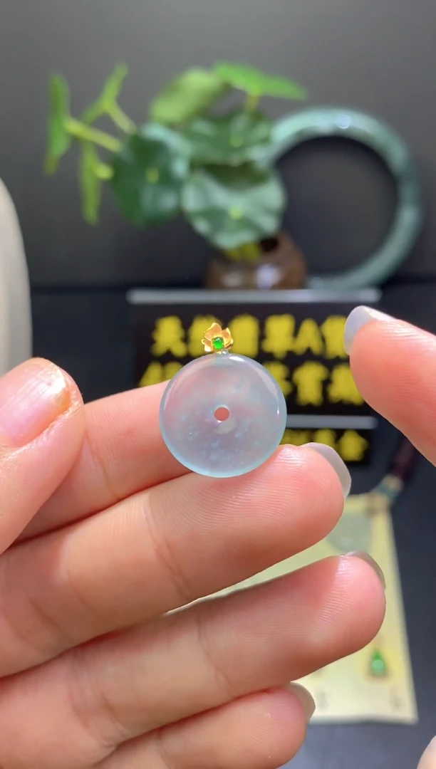 翡翠18K金镶嵌颈饰翡翠吊坠