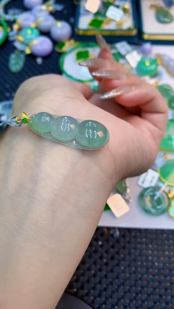 颈饰18K金镶嵌翡翠1