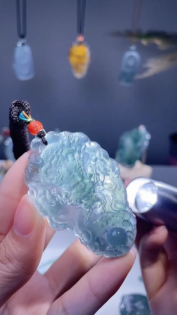 颈饰未镶嵌翡翠龙牌