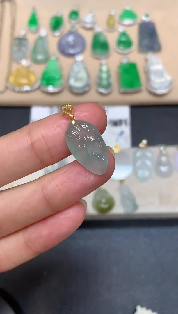 颈饰18K金镶嵌翡翠树叶【无服务费