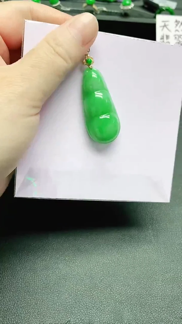 颈饰未镶嵌翡翠赠礼盒证书