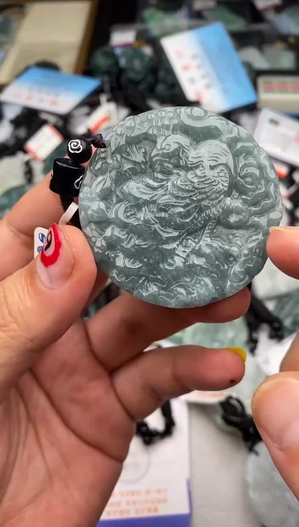 翡翠未镶嵌颈饰多样性发其一