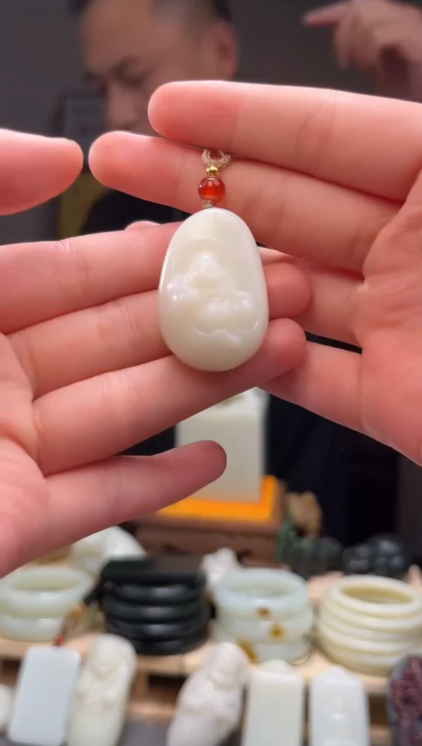 颈饰未镶嵌和田玉吊坠