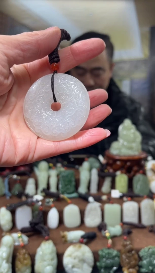 颈饰未镶嵌和田玉.