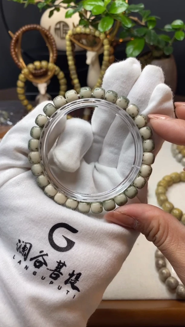 星月菩提手串8×7绿包白河豚