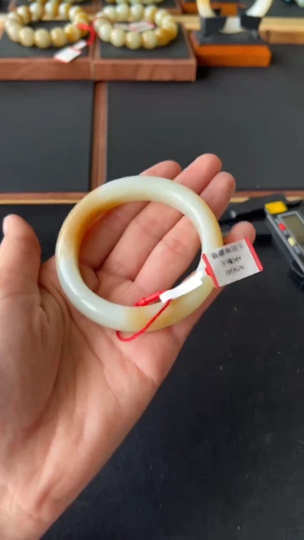 【闪购商品】和田玉手镯未镶嵌且末微色差迪克兰二细54+