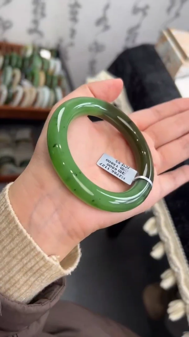 未镶嵌手镯和田玉55胖圆无暇艳果绿