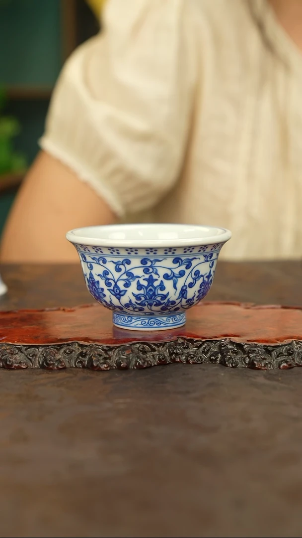 青花手绘缠枝主人杯