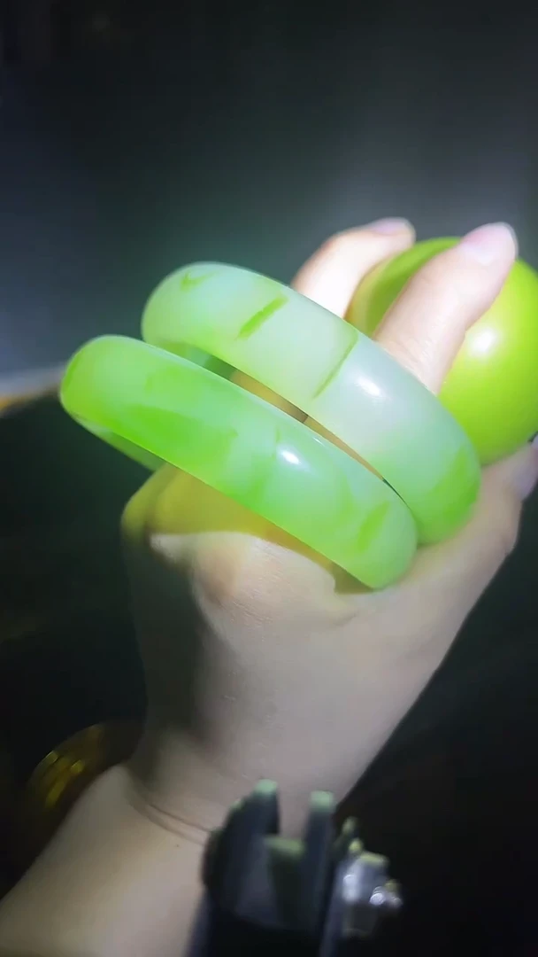 和田玉手镯未镶嵌手镯.1对+珠子.1.翠毛青.扁宽