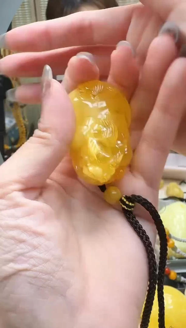 未镶嵌琥珀裸石如图