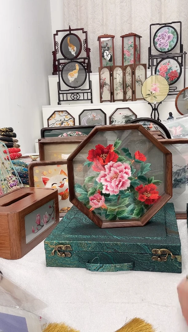 扇子苏绣作品手工摆台