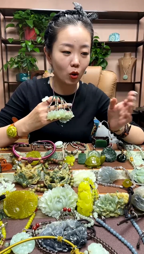 未镶嵌岫玉颈饰多样性发货发其中之一