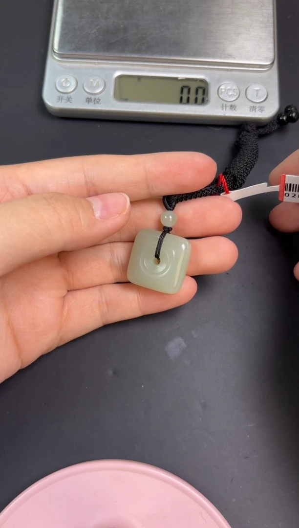 【闪购商品】和田玉吊坠(赠链)未镶嵌且末微色差近矿吊坠