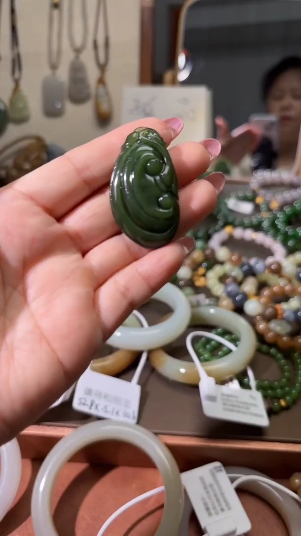 颈饰未镶嵌和田玉（碧玉）1